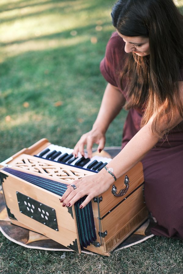 Evelína hraje na harmonium